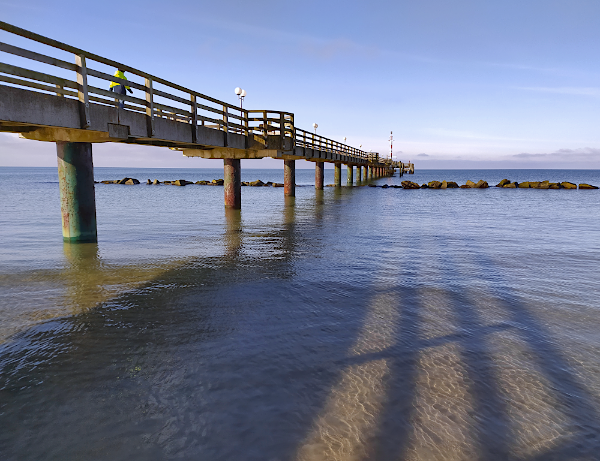 wustrow-strand-seebruecke-wasser-600